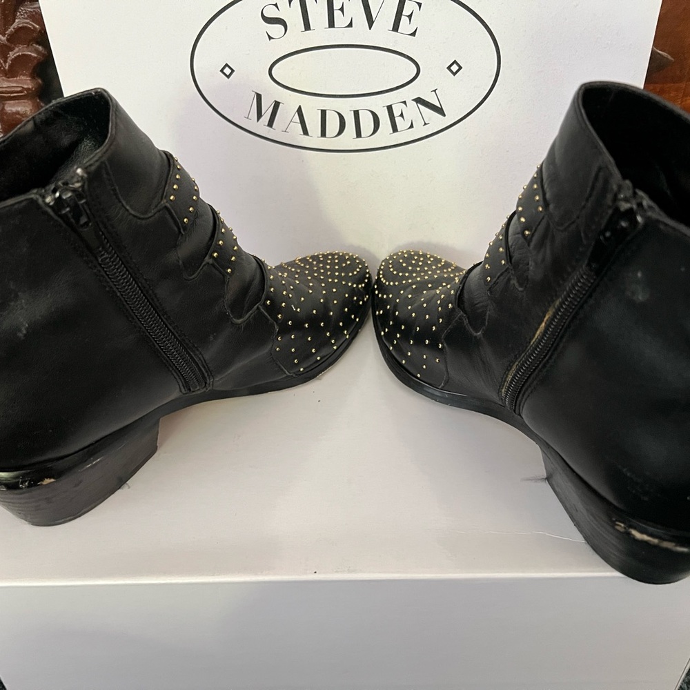 Steve Madden “Madhouse” Buckle Black Leather Gold Studded Ankle Boots Size 6.5! - Picture 5 of 14